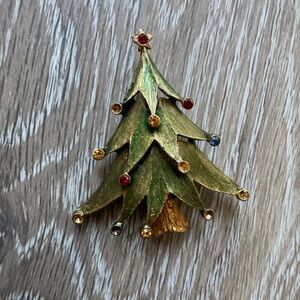JJ gold tone Christmas tree enameled brooch